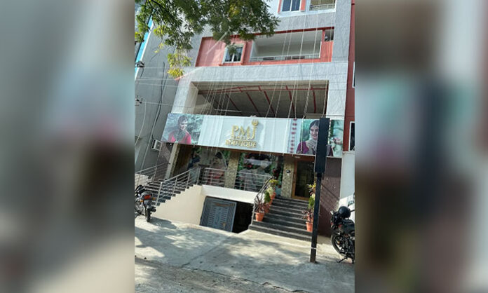 Armed robbery at PMJ Jewellery in Karimnagar involving gunfire leaving one dead and three injured during police investigation