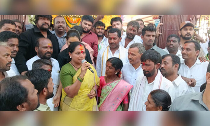 Kavitha performing rituals at Peddamma temple in Palugadda village during her visit in Telangana