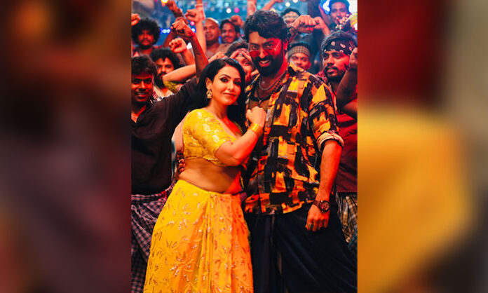 Labbaru Bomma item song from Anakapalli movie featuring energetic dance performance and glamour visuals
