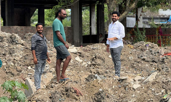 Mancherial Mayor Darny Madhukar inspects bridge and drainage development works in the 32nd Division.
