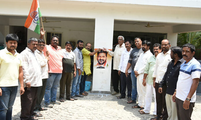 Mynampally Hanumanth Rao praised by Telangana activists during a round-table meeting in Malkajgiri.