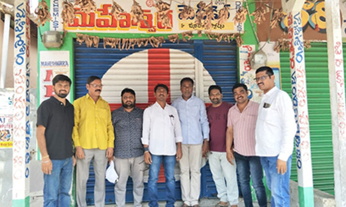 Medical shop owners in Naspur observing a one-day shutdown to protest online medicine sales and corporate discounts