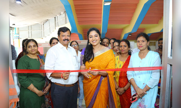 Actress Shanti Rao inaugurating the National Handloom Exhibition 2026 at Sri Sathya Sai Nigamagamam in Hyderabad and interacting with handloom weavers.