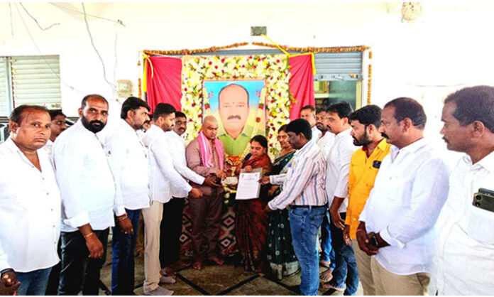 MLA Donthi Madhava Reddy provides financial assistance and Indiramma house sanction to RTC driver family