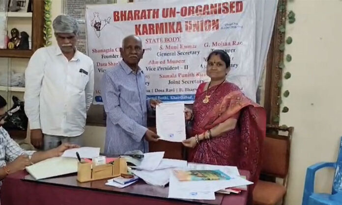 Reddimalla Parvathi receiving appointment letter as BUW GHMC President during a union event in Hyderabad