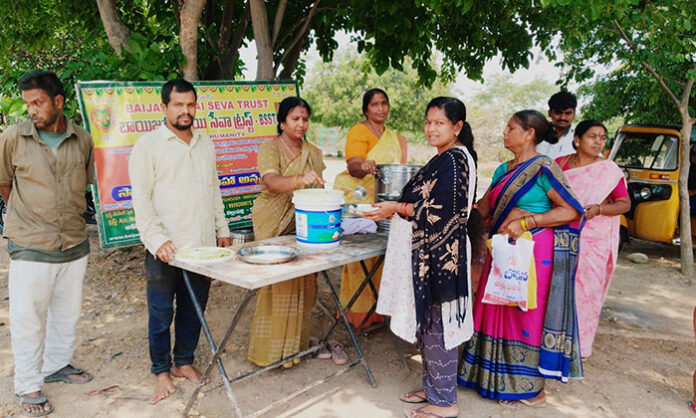 Sai Bhojan food donation program at Bellampalli Government Hospital serving pregnant women, dialysis patients, and new mothers on World Family Doctors Day