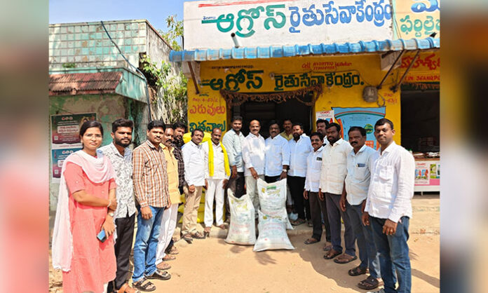 Farmers receive subsidized green manure jute seeds at the Agros Rythu Seva Kendra in Kukunoorpally Mandal, Siddipet district.