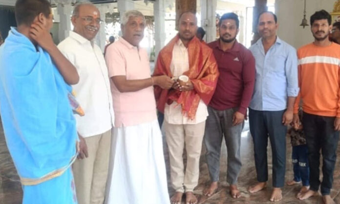Borra Praveen Reddy donating money to temple priests at Sri Sivaramanjaneya Swamy Temple for welfare and development activities