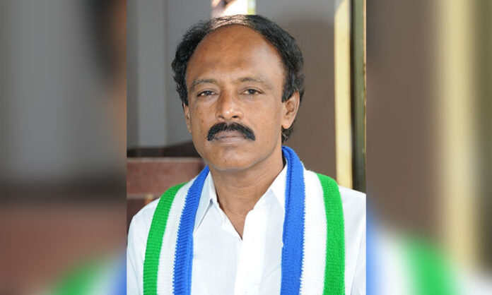 Political clash between YCP leader Visweswara Reddy and Minister Payyavula Keshav during a press meet in Anantapur over serious allegations and counter allegations.