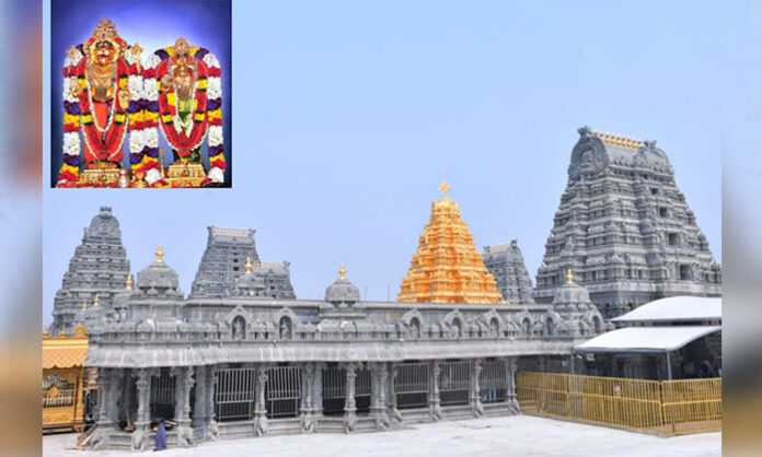 Devotees facing chaos and hardships during darshan at Yadadri temple
