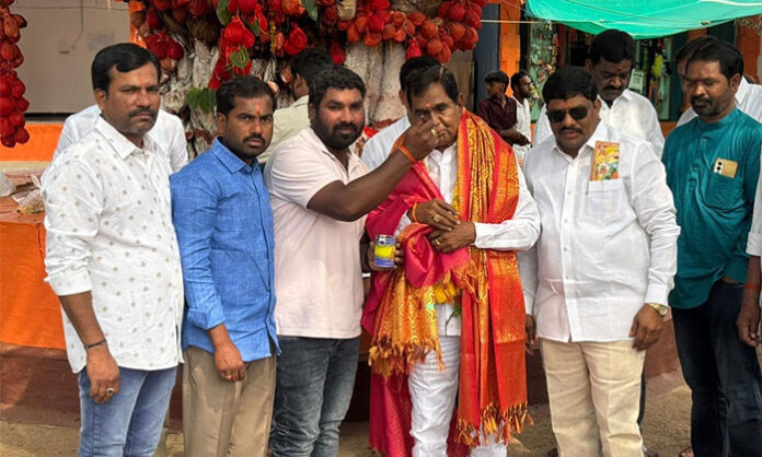 Former MLA Anjaiah Yadav performing prayers to Gattupalli Anjanna during his birthday celebrations in Shadnagar.