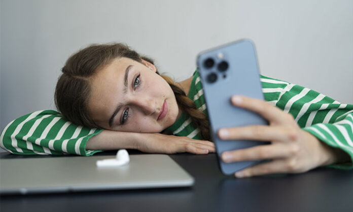 Children addicted to smartphones ignoring outdoor play and studies