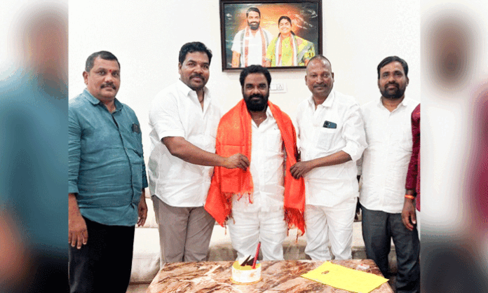 Congress leader Mandugula Srisailam Goud extends birthday wishes to former Abdullapurmet MPP Burra Mahender Goud during a gathering attended by local ward members.