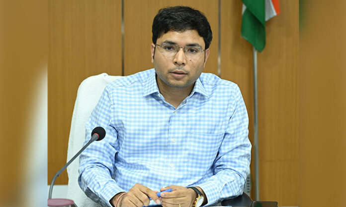 District officials announcing successful completion of grain procurement process including maize, paddy, and jowar purchases for farmers