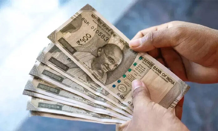 Illustration of elderly unorganized sector workers benefiting from Pradhan Mantri Shram Yogi Maandhan Yojana receiving monthly pension after age 60.
