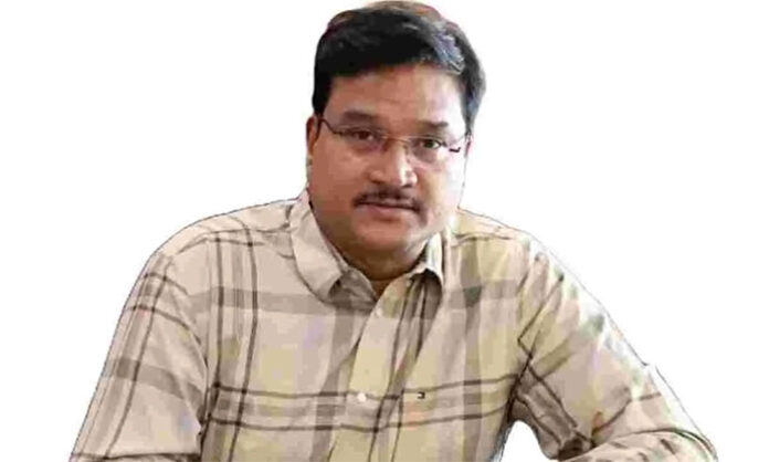 Telangana High Court expressing dissatisfaction with HYDRA Commissioner AV Ranganath over alleged non-compliance with court orders in a land dispute case.