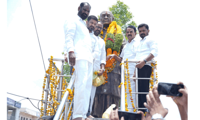 Minister Jupally Krishna Rao pays floral tributes to former Prime Minister PV Narasimha Rao on his 105th birth anniversary at Nirmal district headquarters.