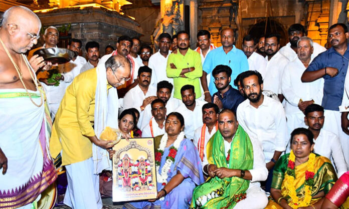 Minister Danasari Seethakka offers special prayers at Yadagirigutta Sri Lakshmi Narasimha Swamy Temple during her temple visit.