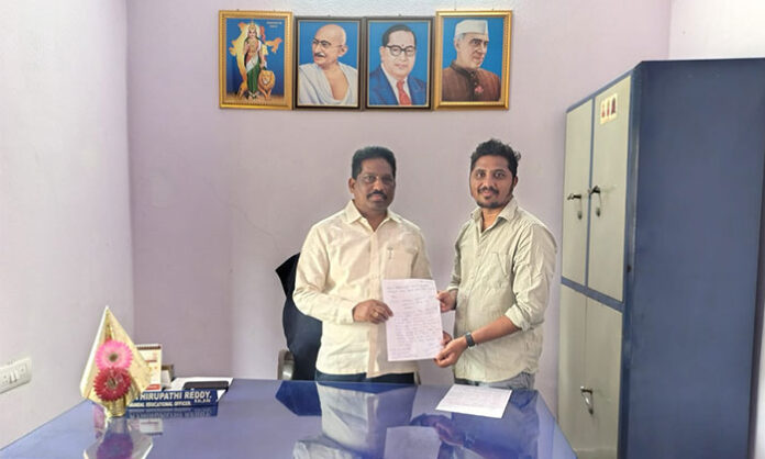 USFI representatives submitting a petition to the Mandal Educational Officer demanding transparency in private school fee structures and regulation reforms.