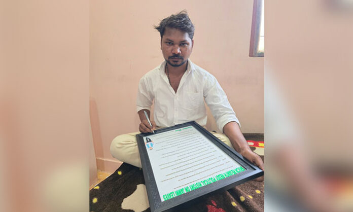 Young artist Durgam Vinay Kumar inscribes Chief Minister Revanth Reddy's political history on Jammi leaves in a unique Telangana-themed artwork.