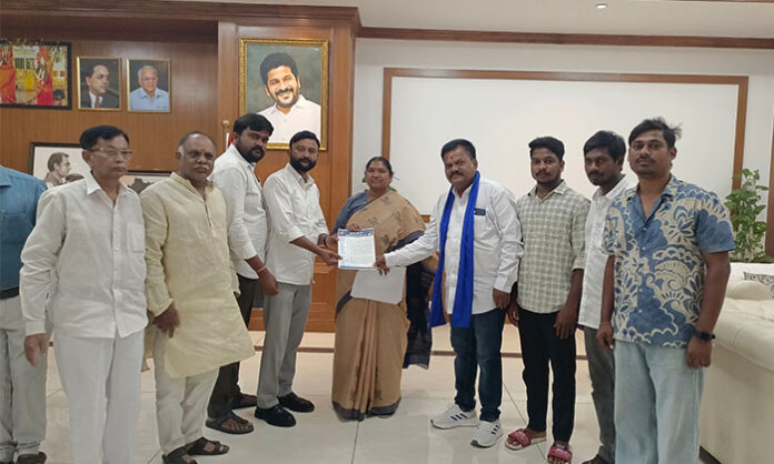 Leaders of Mala associations submitting a memorandum to Minister Seethakka demanding immediate amendments to the SC roster system in Telangana