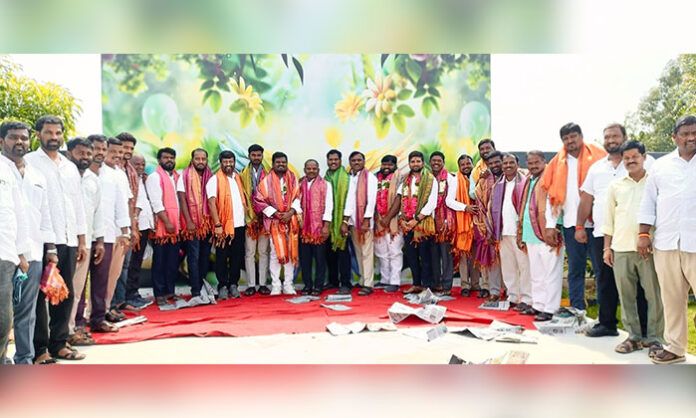 Former MPP Shivashankar Goud addressing Deputy Sarpanchs’ Association felicitation event in Chegur village promoting transparent governance