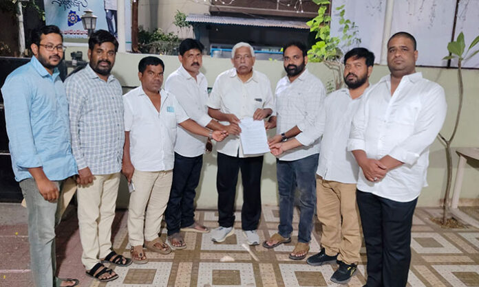 Telangana movement activists submitting a memorandum to Professor Kodandaram demanding recognition of student activists
