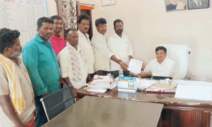 Telangana Rythu Sangham leaders submit a representation to the Tahsildar demanding the withdrawal of the Urea App, quality seeds, fertilizer price control, and farmer welfare measures.