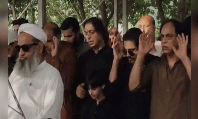 Former Pakistan cricketer Shoaib Akhtar has come under public attention after reports and viral visuals linked to his brother's funeral sparked widespread discussion.