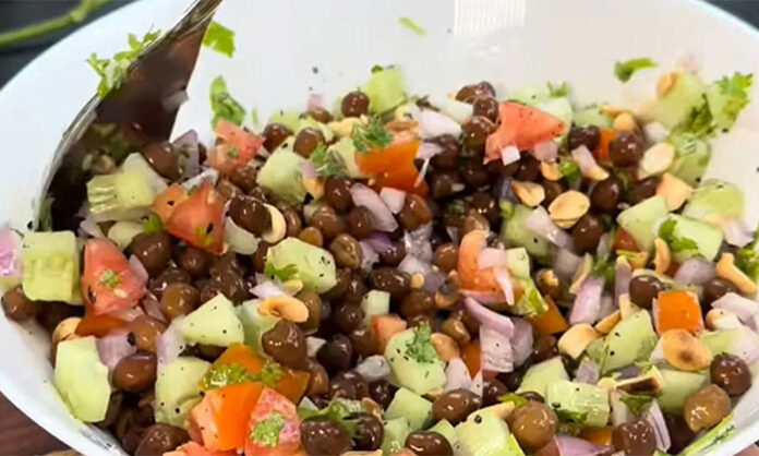 Healthy oil-free chickpea breakfast mixture served as a weight loss diet food