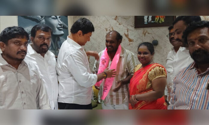 Former BJP leader Ma Shetti Anil Gupta joins the BRS party in the presence of Malkajgiri MLA Marri Rajasekhar Reddy.