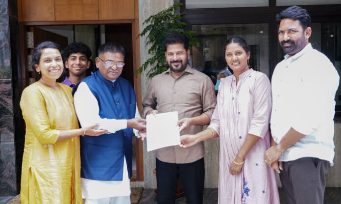 Bellampalli Municipal Chairperson Dava Swathi Ramesh Babu meets Chief Minister Revanth Reddy and submits proposals for development works and civic infrastructure.