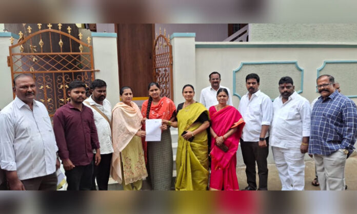 Congress leaders conducting a Special Intensive Revision awareness campaign in Bajrang Nagar Colony.