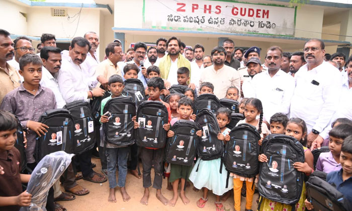 Peddapalli MP | ప్రజా సంక్షేమ కార్యక్రమాలతో ముందుకు వెళతాం 2 Gaddam Vamsi Krishna Student Welfare Program1