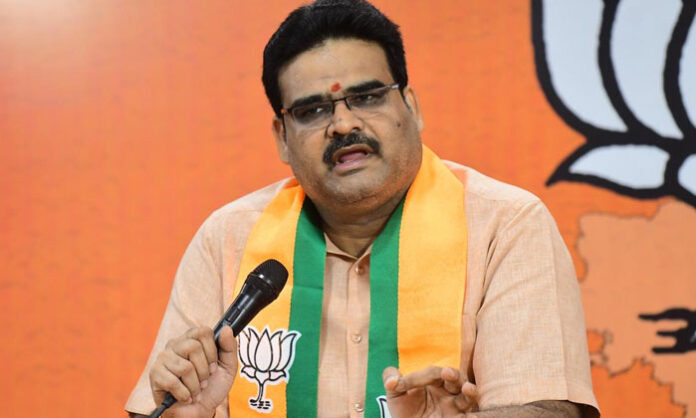 BJP leader Lanka Dinakar criticizes YSRCP chief Jagan over his 'Mavigan' remarks and comments on Andhra Pradesh's capital and development agenda.