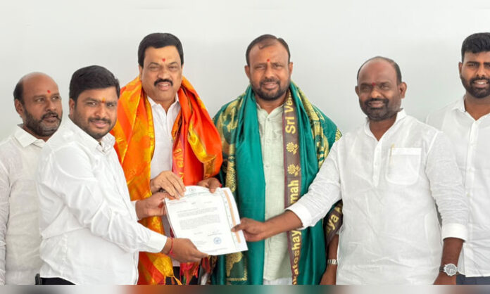 Mallepula Srikanth Yadav receives his appointment letter as Congress President of Chandrapuri Colony Division from DCC President Thotakura Vajresh Yadav.