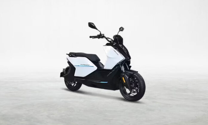 Keeway India launches the Hypevolt R electric scooter with a 180 km range, dual-removable battery, and advanced safety features.