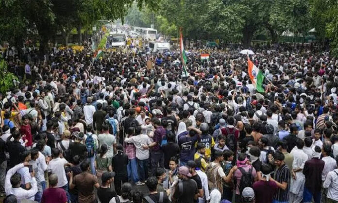 Delhi Police ask students and protest leaders to vacate Jantar Mantar after the resignation of Union Education Minister Dharmendra Pradhan.