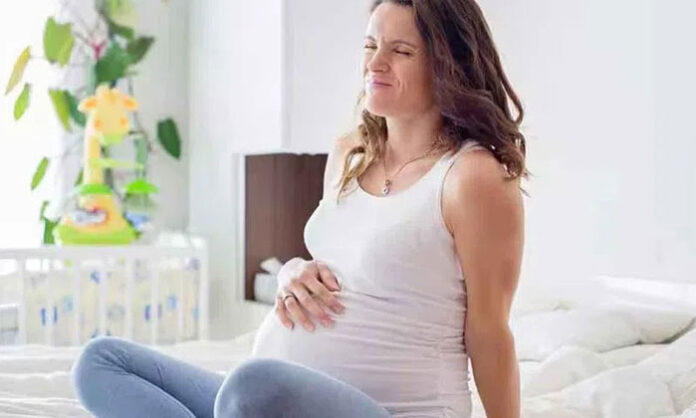 A doctor counseling a woman about pregnancy after the age of 30 and the importance of fertility awareness and reproductive health.