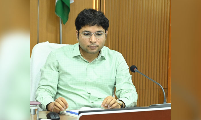 SIR | ఎస్ఐఆర్ డిజిటలైజేషన్ ప్రక్రియలో వేగం పెంచాలి 2 Sudarshan Reddy Reviews SIR Digitization Progress01