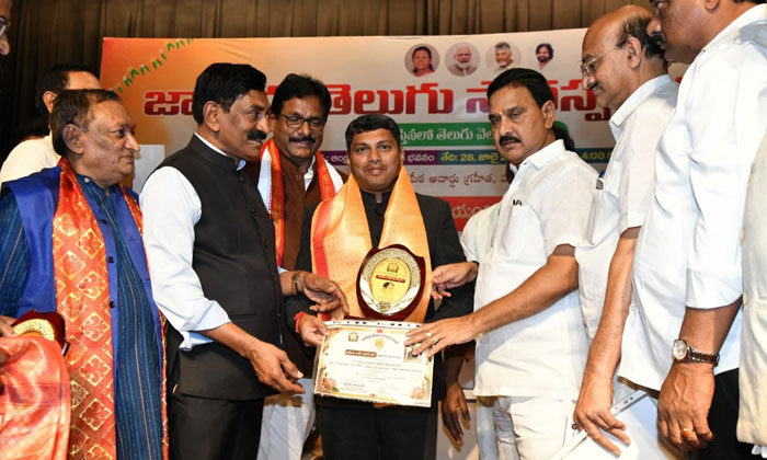 Vagdevi Awards | తెలుగు జర్నలిస్టులు 'వాగ్దేవి' పురస్కారాలు 1 Telugu Journalists Honoured with National Vagdevi Awards in Delhi1