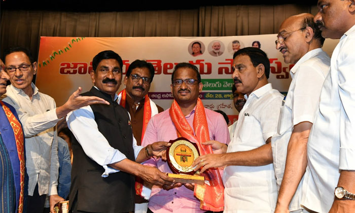 Vagdevi Awards | తెలుగు జర్నలిస్టులు 'వాగ్దేవి' పురస్కారాలు 2 Telugu Journalists Honoured with National Vagdevi Awards in Delhi2