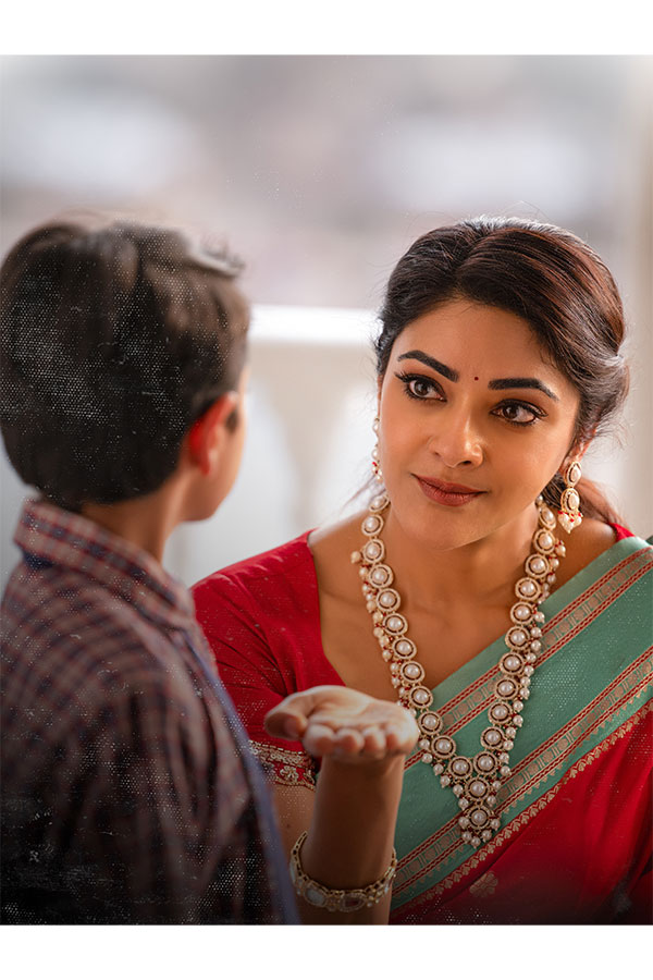 Sudheer’s Joker | సినిమాలో గాయత్రీ దేవిగా నటి అభిరామి 2 abhirami first look sudheers joker revealed10
