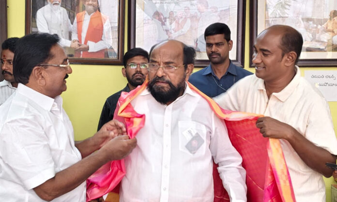 District BC Welfare Association President Ponnam Narayana Goud meets National BC Welfare Association President R. Krishnaiah in Hyderabad to discuss BC community and student issues.