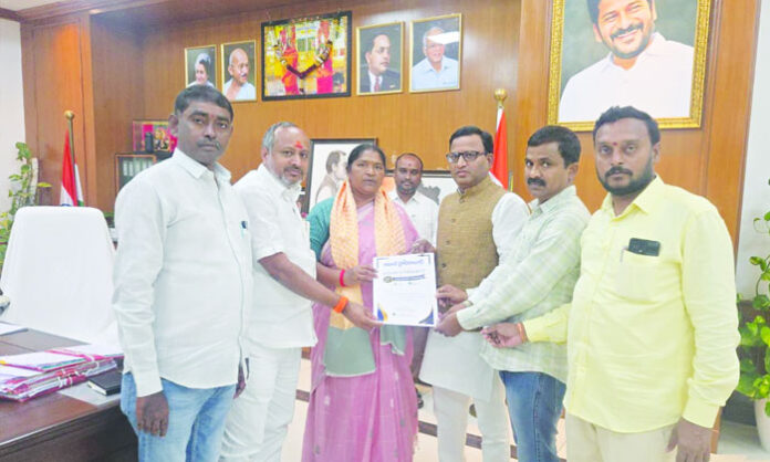 Aadab Hyderabad CMD Satyam Veeramalla presents invitations for the newspaper’s 15th anniversary celebrations