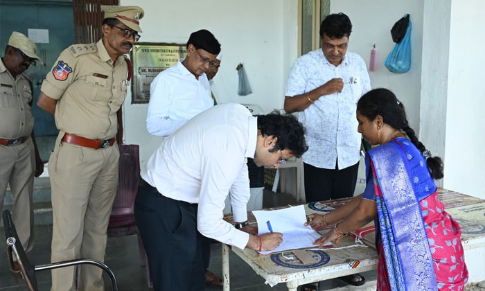 Inspection | ఈవీఎం గోదాం తనిఖీ చేసిన జిల్లా కలెక్టర్ భవేశ్ మిశ్రా. 1 Bhavesh Mishra inspects EVM warehouse2
