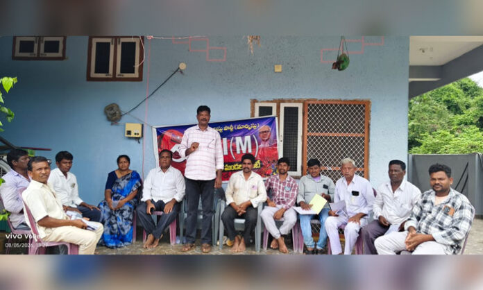 CPI leaders unveil posters demanding the government reconsider its fertilizer distribution policy and address farmers' issues.