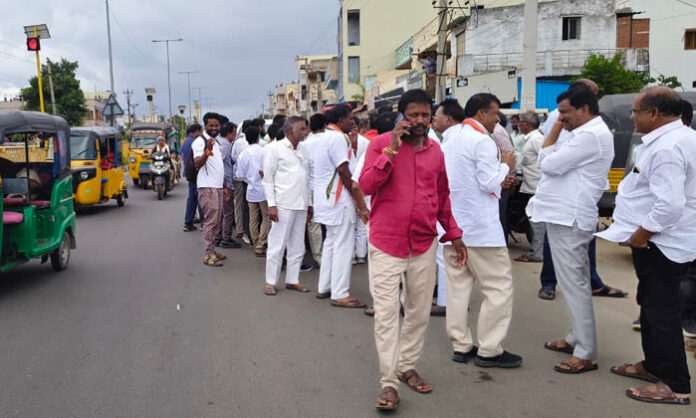 Congress leaders and workers cause traffic disruption on Kadthal national highway