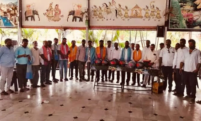 ELV Foundation distributes helmets to journalists and offers support to poor families in Munugode