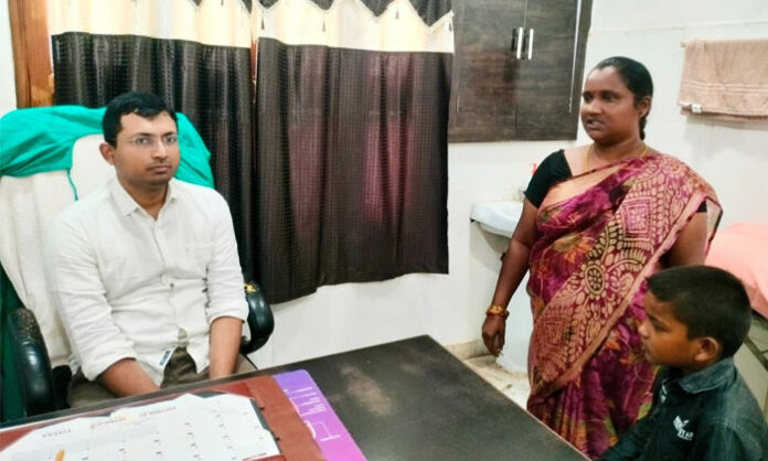 Doctor removes a five-rupee coin stuck in a ten-year-old boy’s esophagus through endoscopy